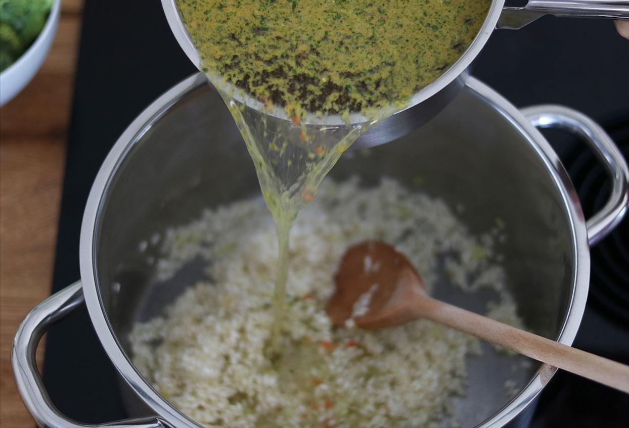 Brokkoli-Erbsen Risotto mit Pinienkernen - Schritt 7