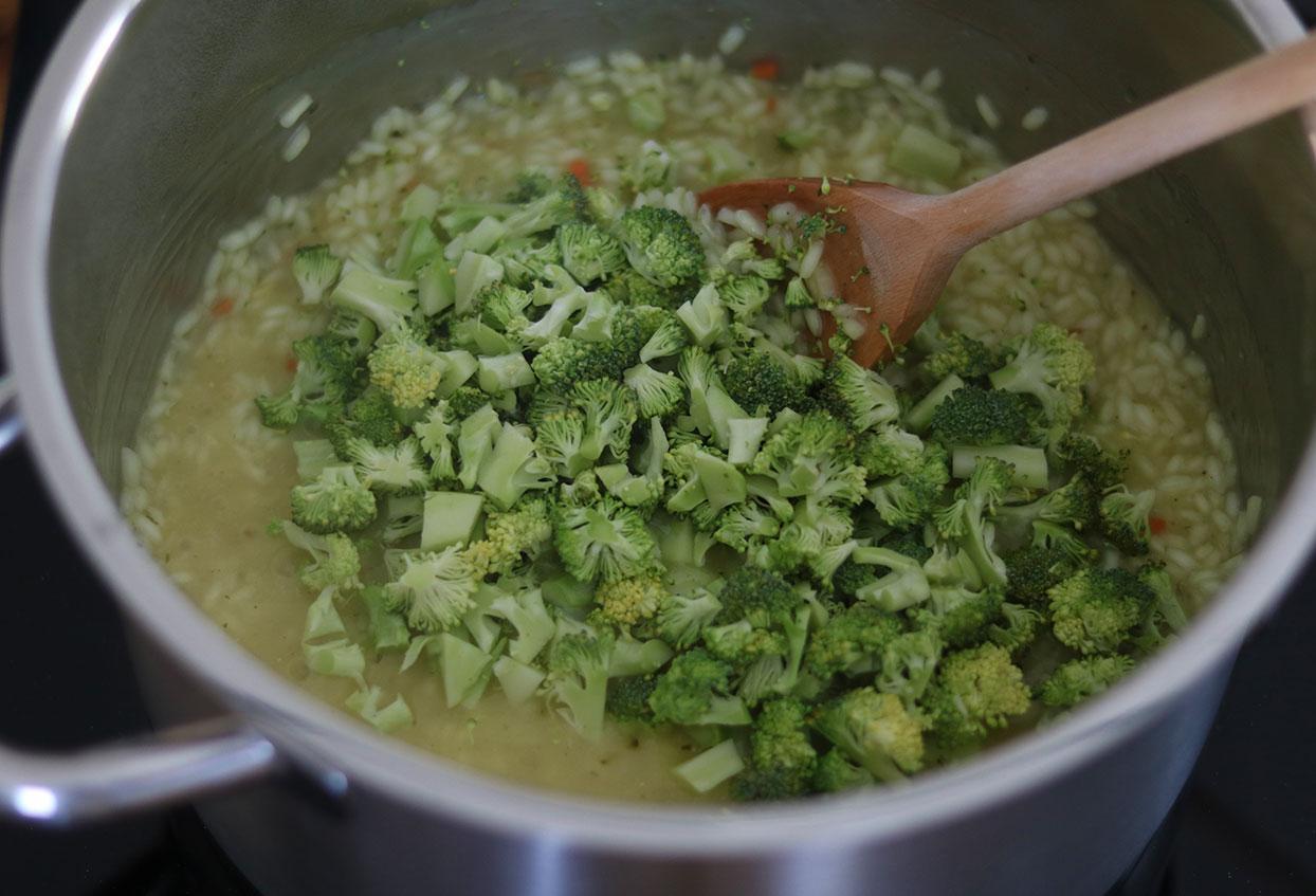 Brokkoli-Erbsen Risotto mit Pinienkernen - Schritt 9