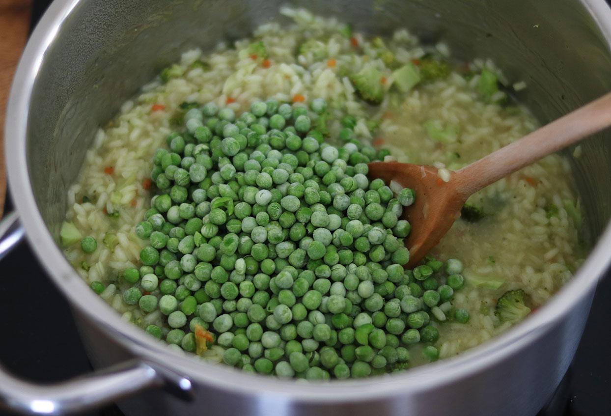 Brokkoli-Erbsen Risotto mit Pinienkernen - Schritt 10