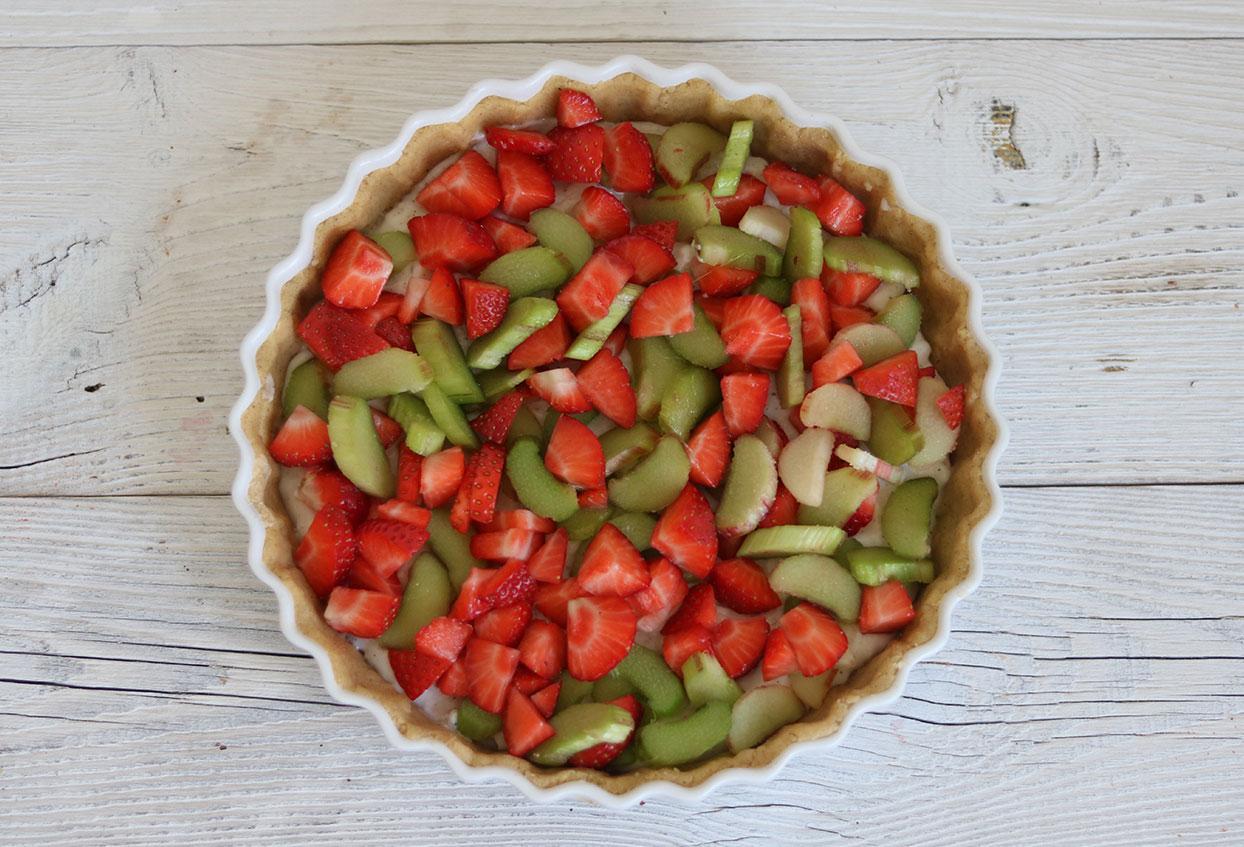 Rhabarber-Erdbeeren-Streuselkuchen mit Vanillepuddingfüllung - Schritt 9