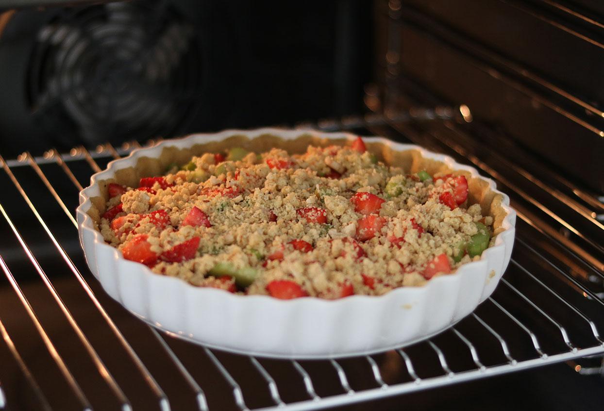 Rhabarber-Erdbeeren-Streuselkuchen mit Vanillepuddingfüllung - Schritt 10