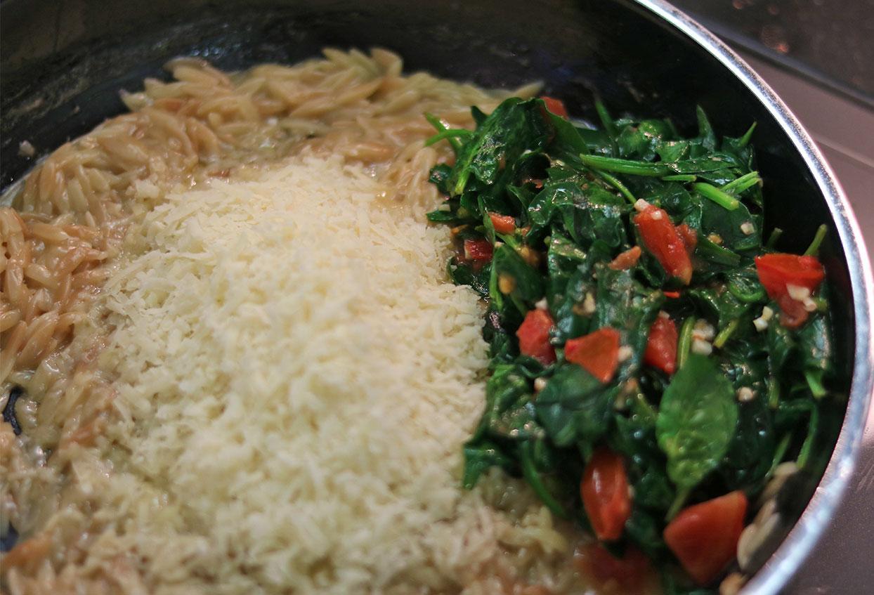 Nudelreis mit Spinat, Parmesan und Tomaten - Schritt 7