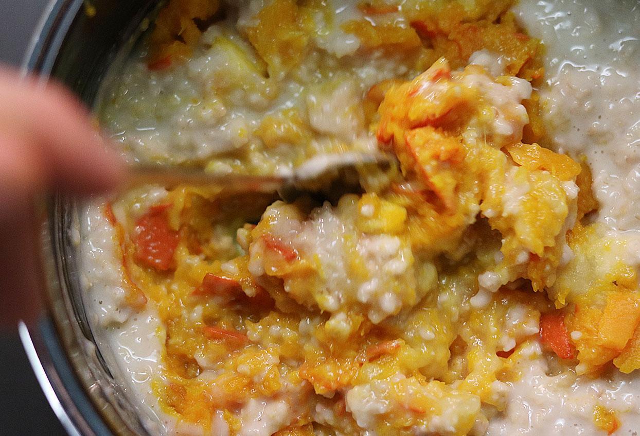 Kürbis-Bananen-Porridge mit zart kandierten Äpfeln und Puffies - Schritt 4