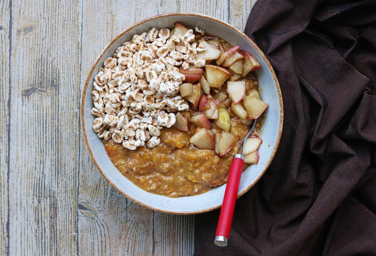Kürbis-Bananen-Porridge mit zart kandierten Äpfeln und Puffies - Schritt 6