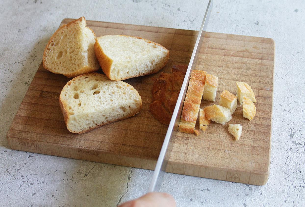 Fruchtiger Foodoholic Brotsalat aus mit Brot - Schritt 3