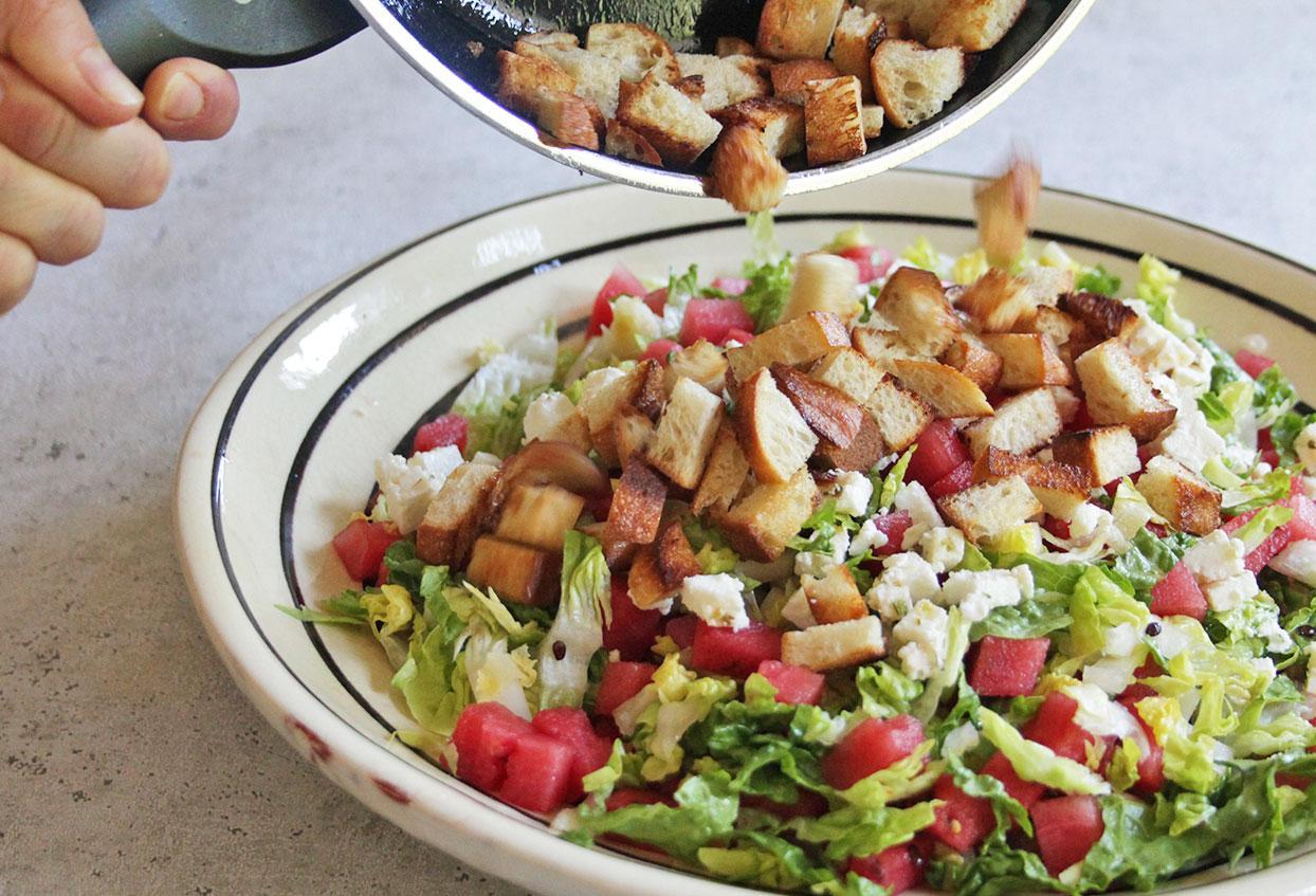 Fruchtiger Foodoholic Brotsalat aus mit Brot - Schritt 5