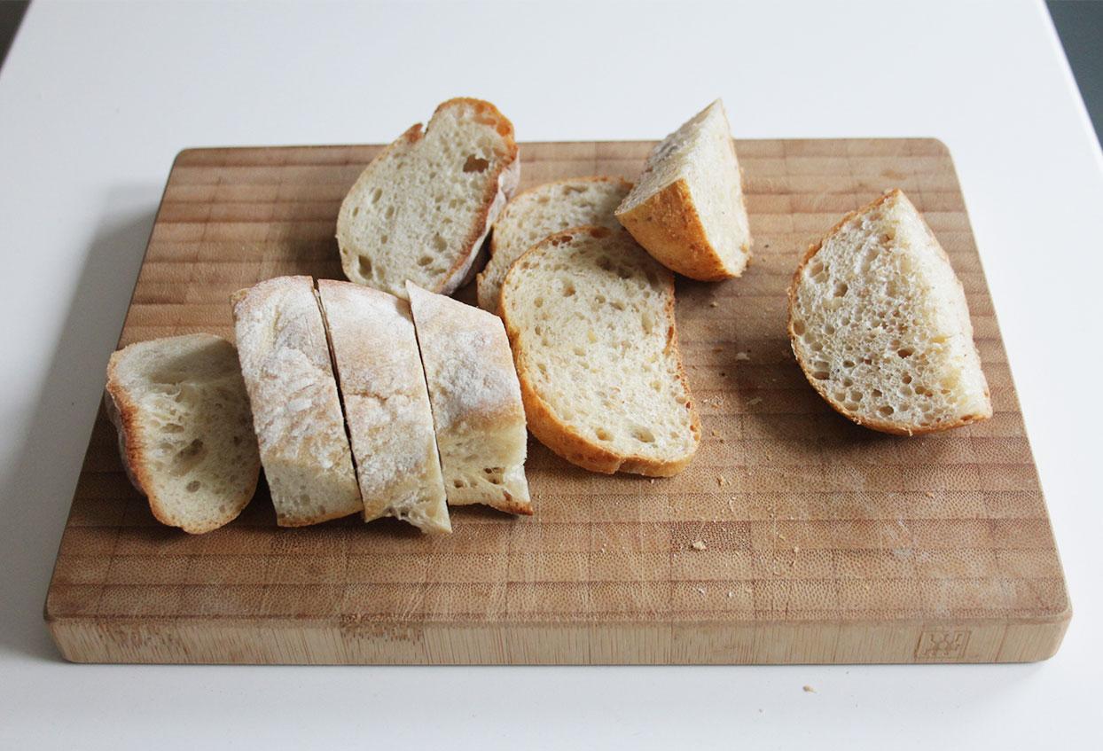 Gebratene Tomate-Mozzarella auf altem Brot - Schritt 1