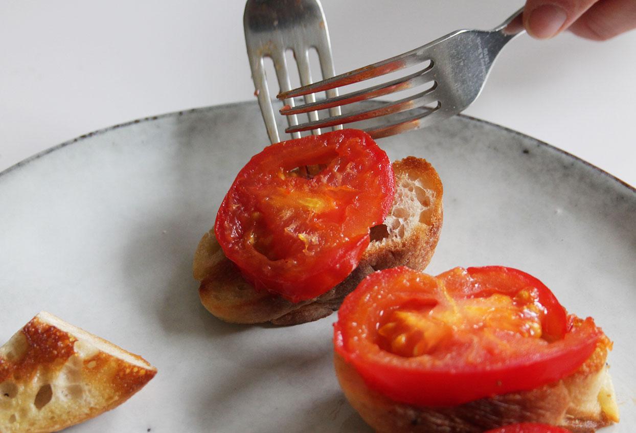 Gebratene Tomate-Mozzarella auf altem Brot - Schritt 4