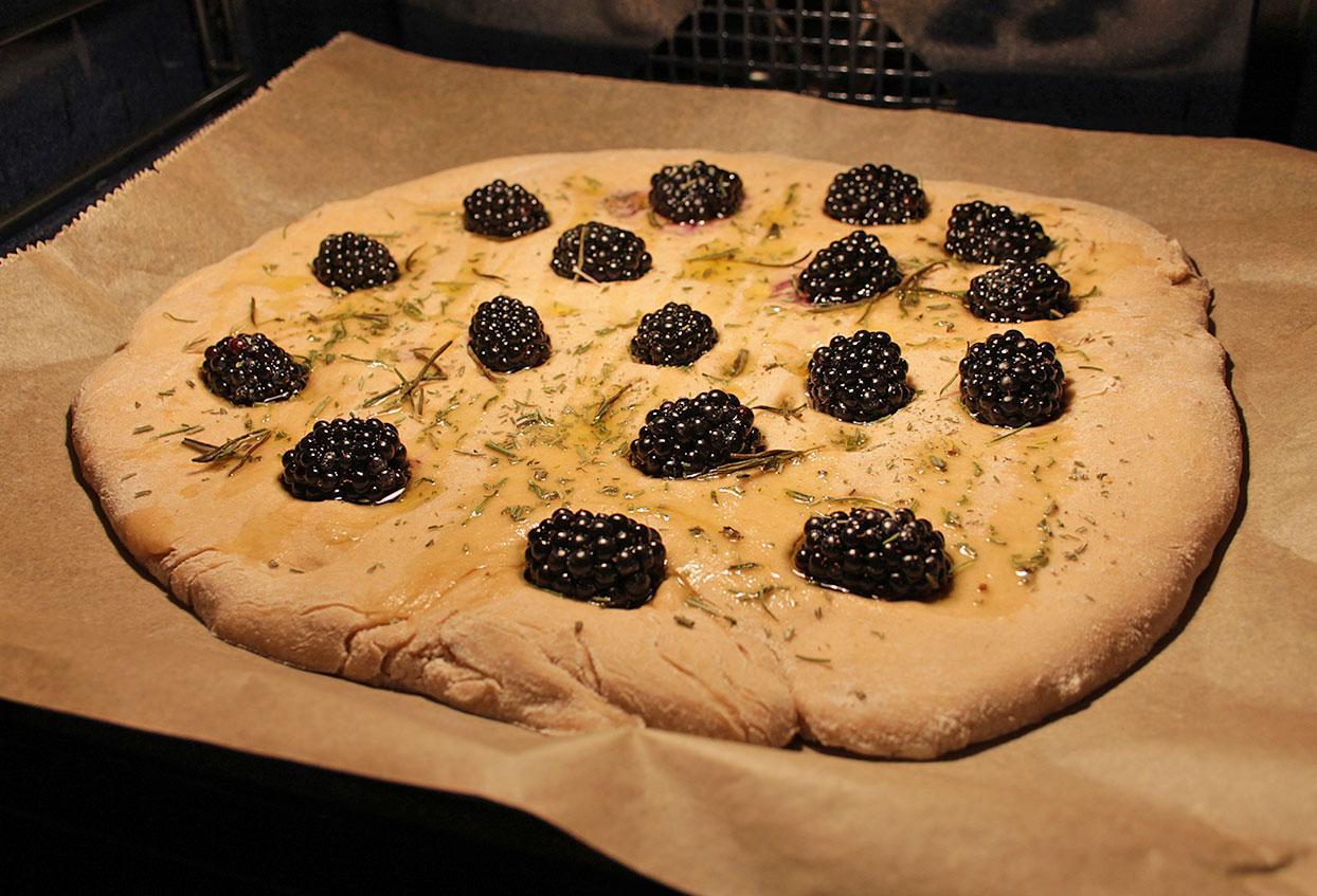 Foccacia mit Brombeeren und Rosmarin - Schritt 6