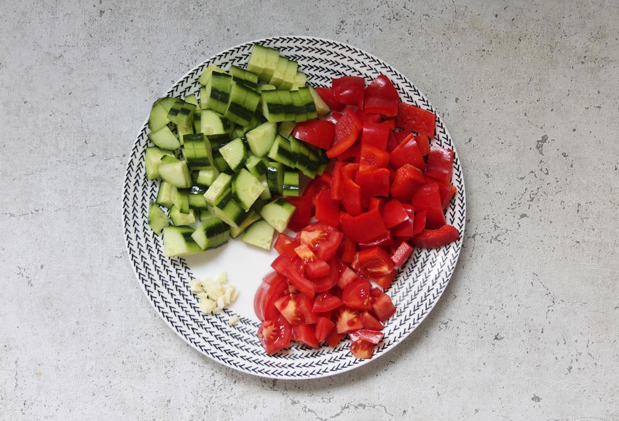 Schnelle Sommer-Gazpacho mit geröstetem Brot - Schritt 2