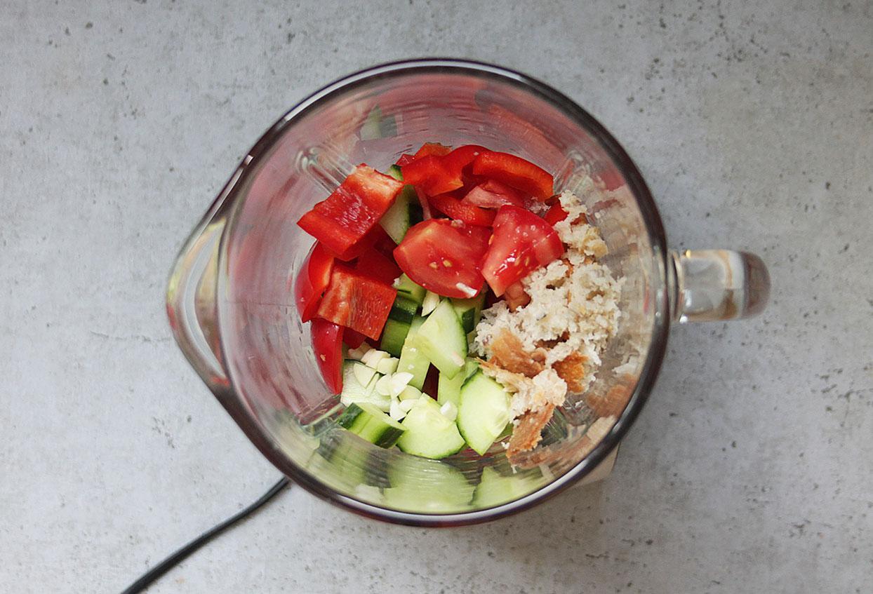 Schnelle Sommer-Gazpacho mit geröstetem Brot - Schritt 3