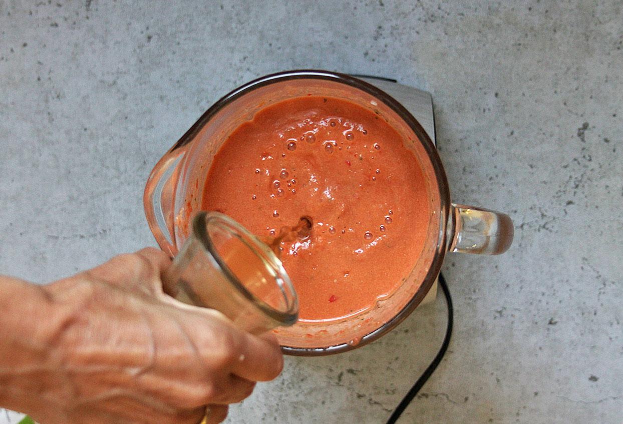 Schnelle Sommer-Gazpacho mit geröstetem Brot - Schritt 5