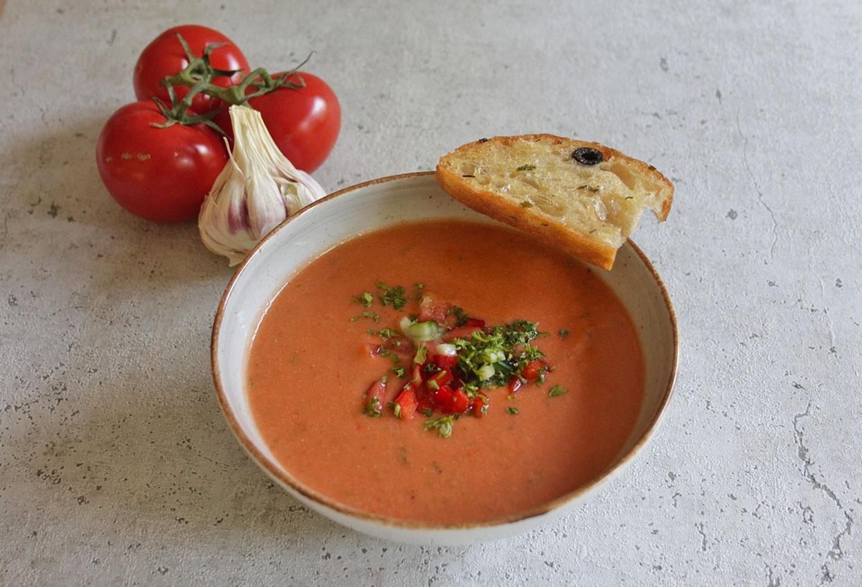 Schnelle Sommer-Gazpacho mit geröstetem Brot - Schritt 6