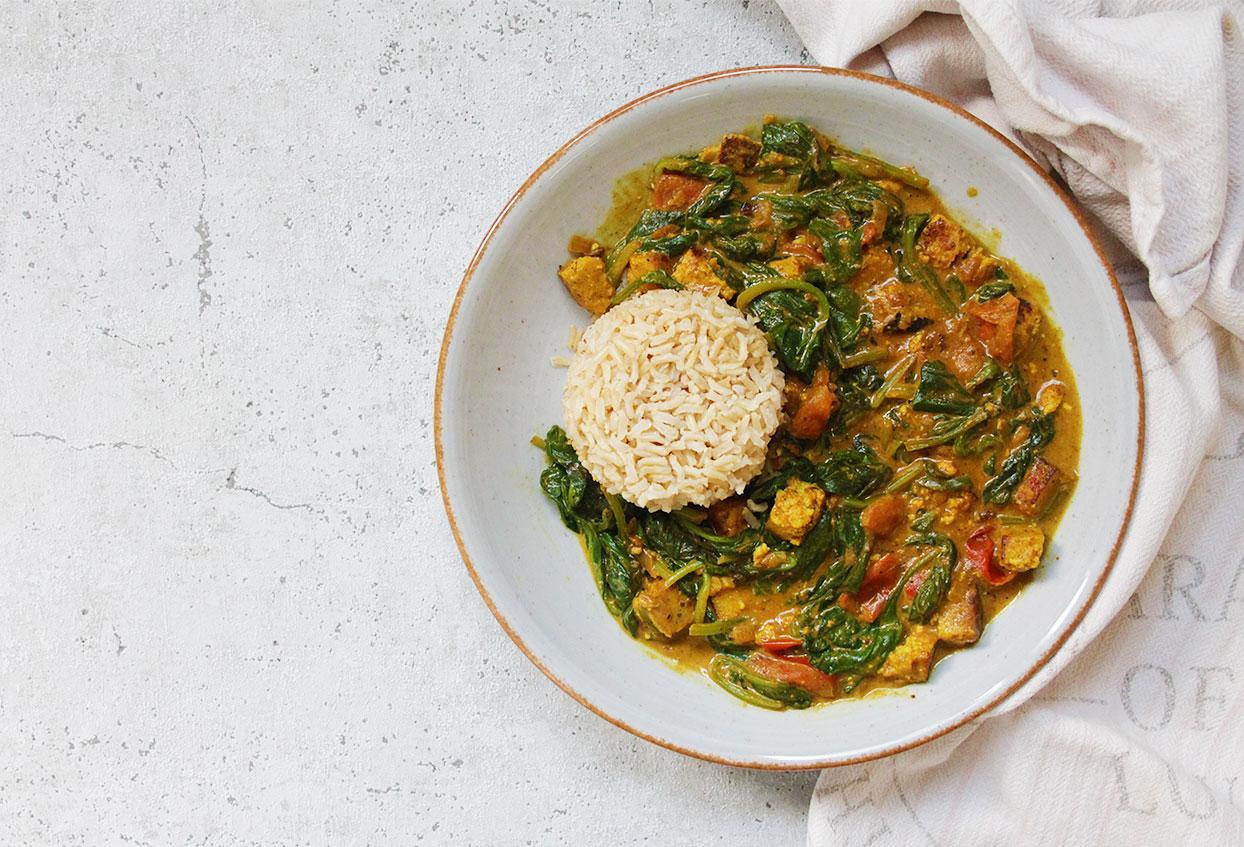 Indischer Teller mit Vollkornreis und Mango-Tofu in cremiger Kokoscurry-Soße - Schritt 11