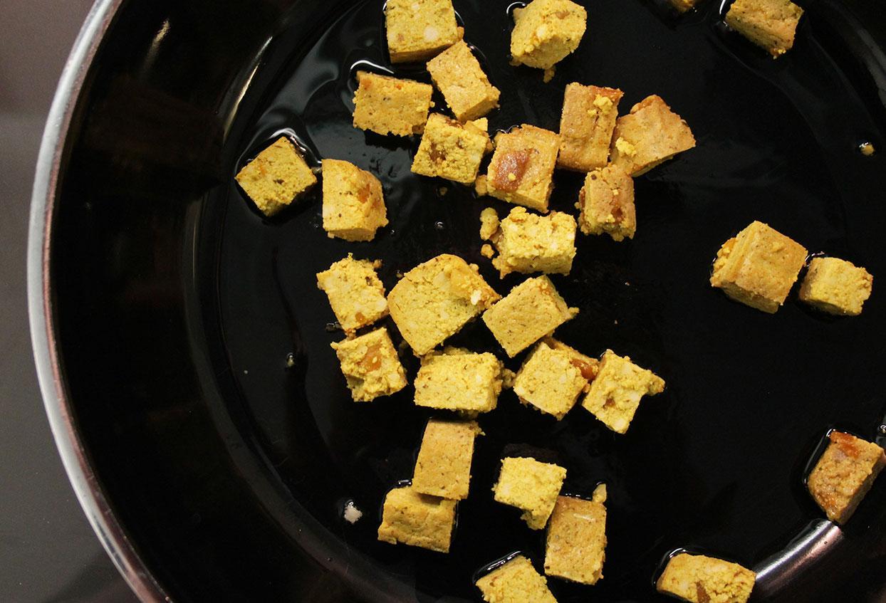 Indischer Teller mit Vollkornreis und Mango-Tofu in cremiger Kokoscurry-Soße - Schritt 4