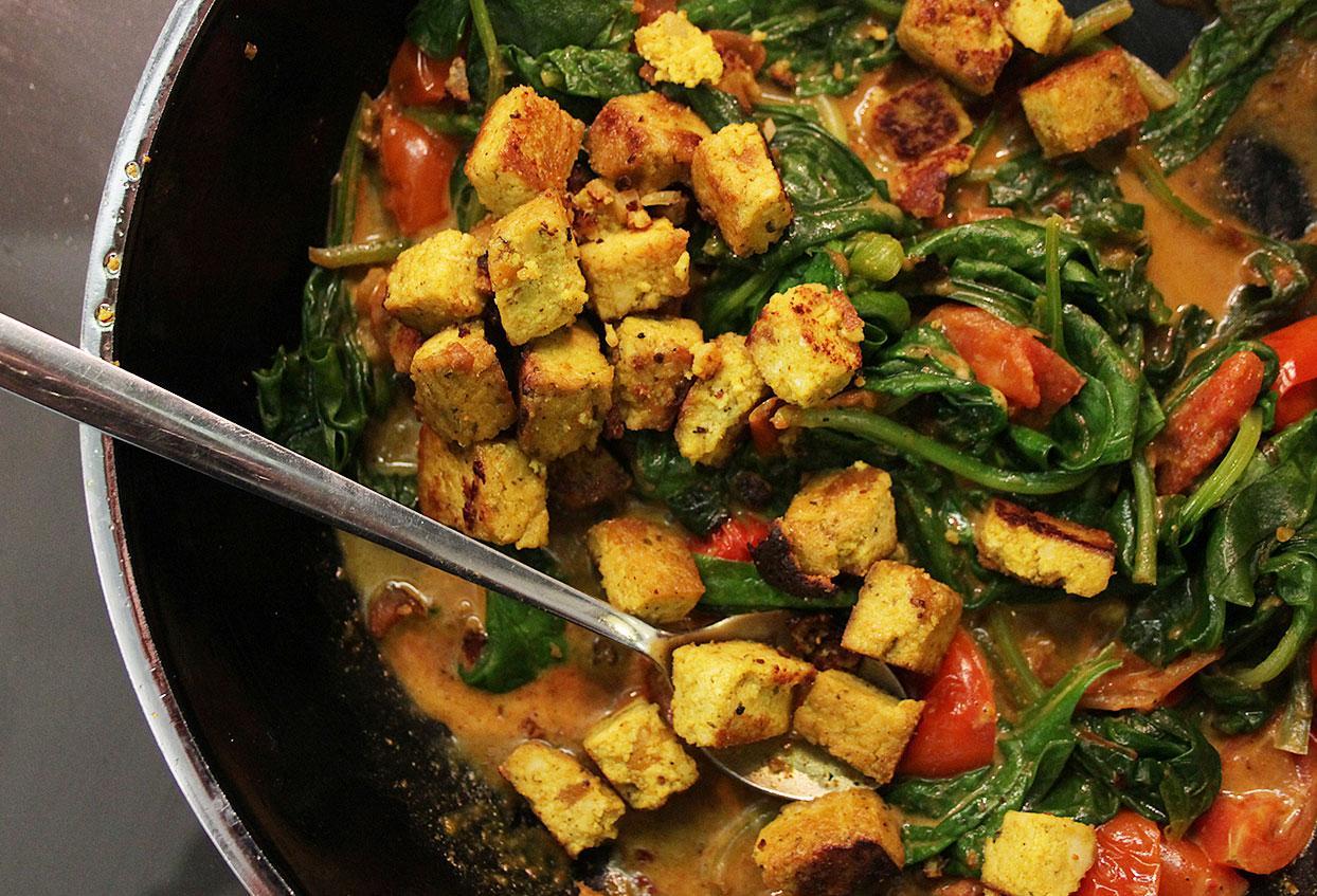 Indischer Teller mit Vollkornreis und Mango-Tofu in cremiger Kokoscurry-Soße - Schritt 9