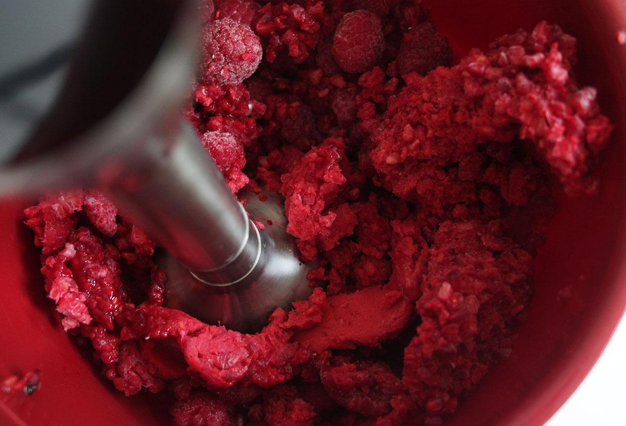 Schneller Frozen-Joghurt mit Himbeeren und Minze - Schritt 1