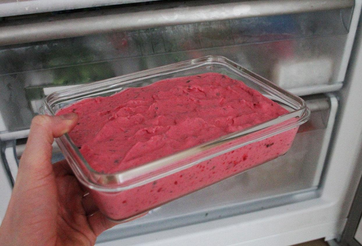 Schneller Frozen-Joghurt mit Himbeeren und Minze - Schritt 5