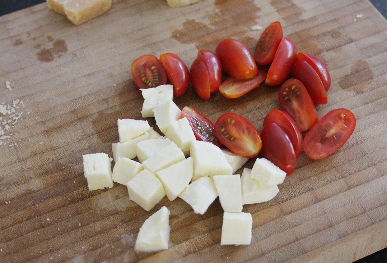 Pita-Vollkorntaschen mit schnellem Spargel-Caprese - Schritt 3