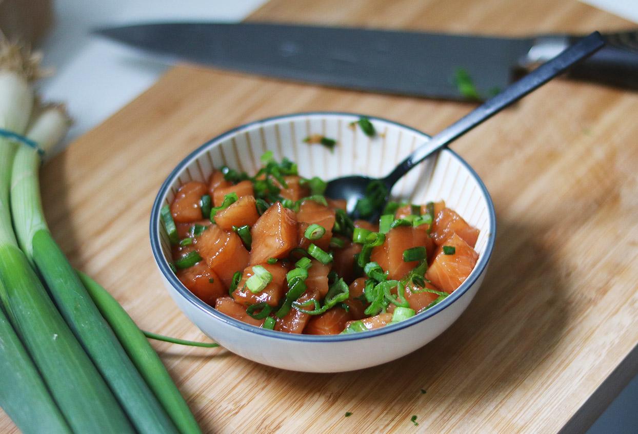 Poké Bowl mit Vollkornreis und Mango-Sriracha-Sauce - Schritt 3