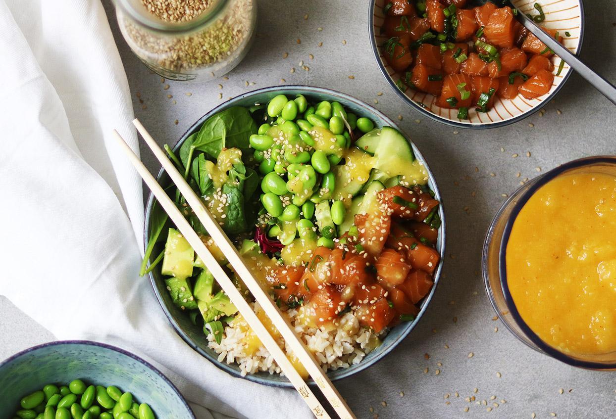 Poké Bowl mit Vollkornreis und Mango-Sriracha-Sauce - Schritt 7