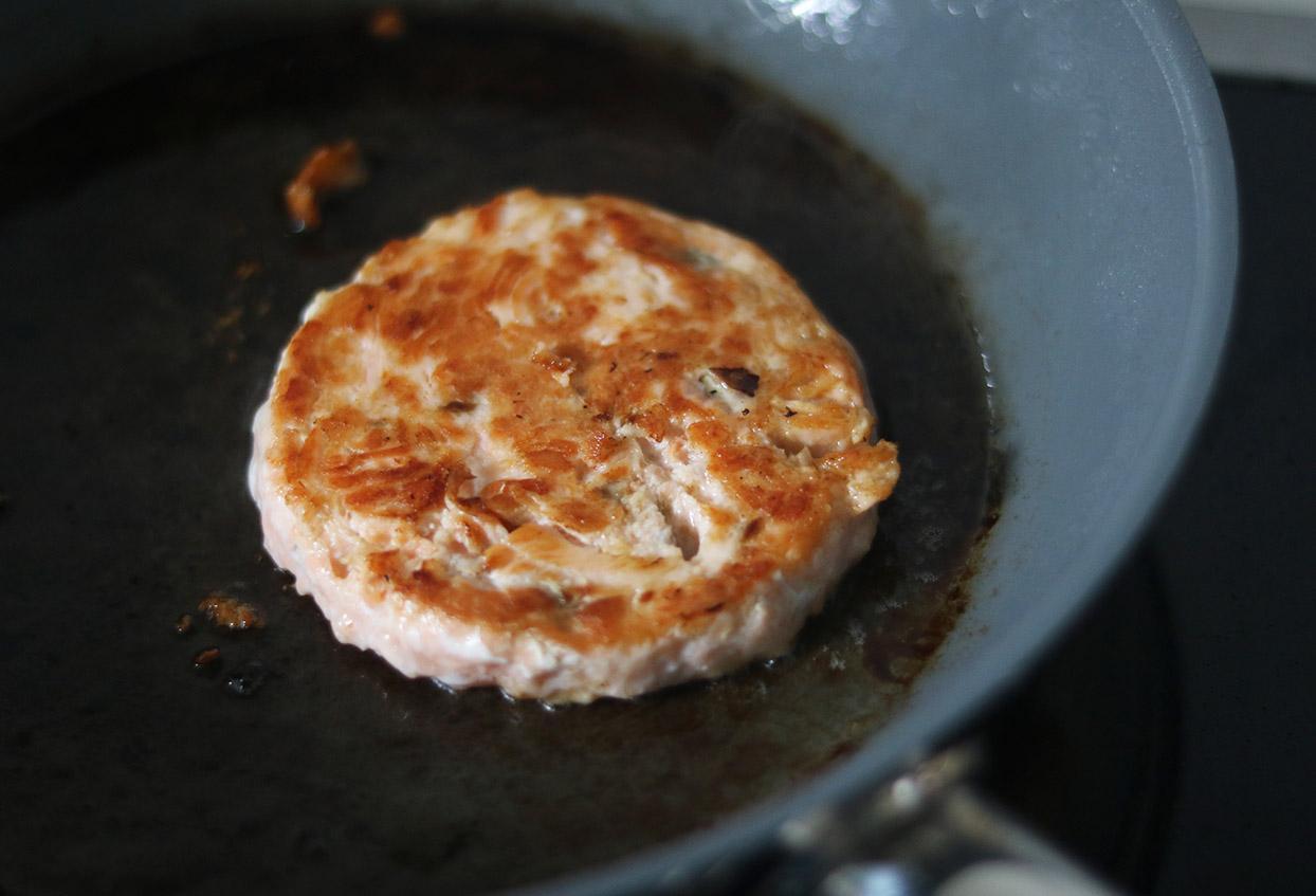 Lachs-Burger mit Spargel und Honig-Senf-Dressing - Schritt 4