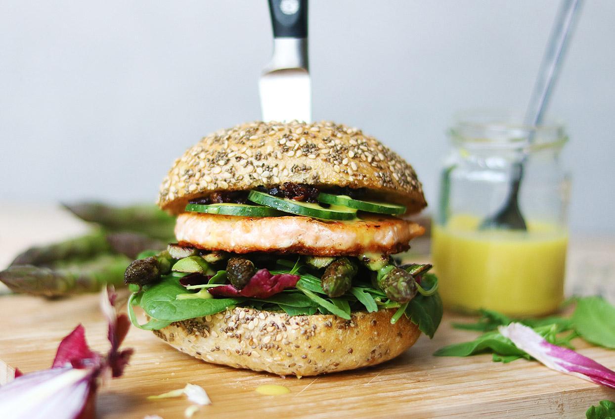 Lachs-Burger mit Spargel und Honig-Senf-Dressing - Schritt 7