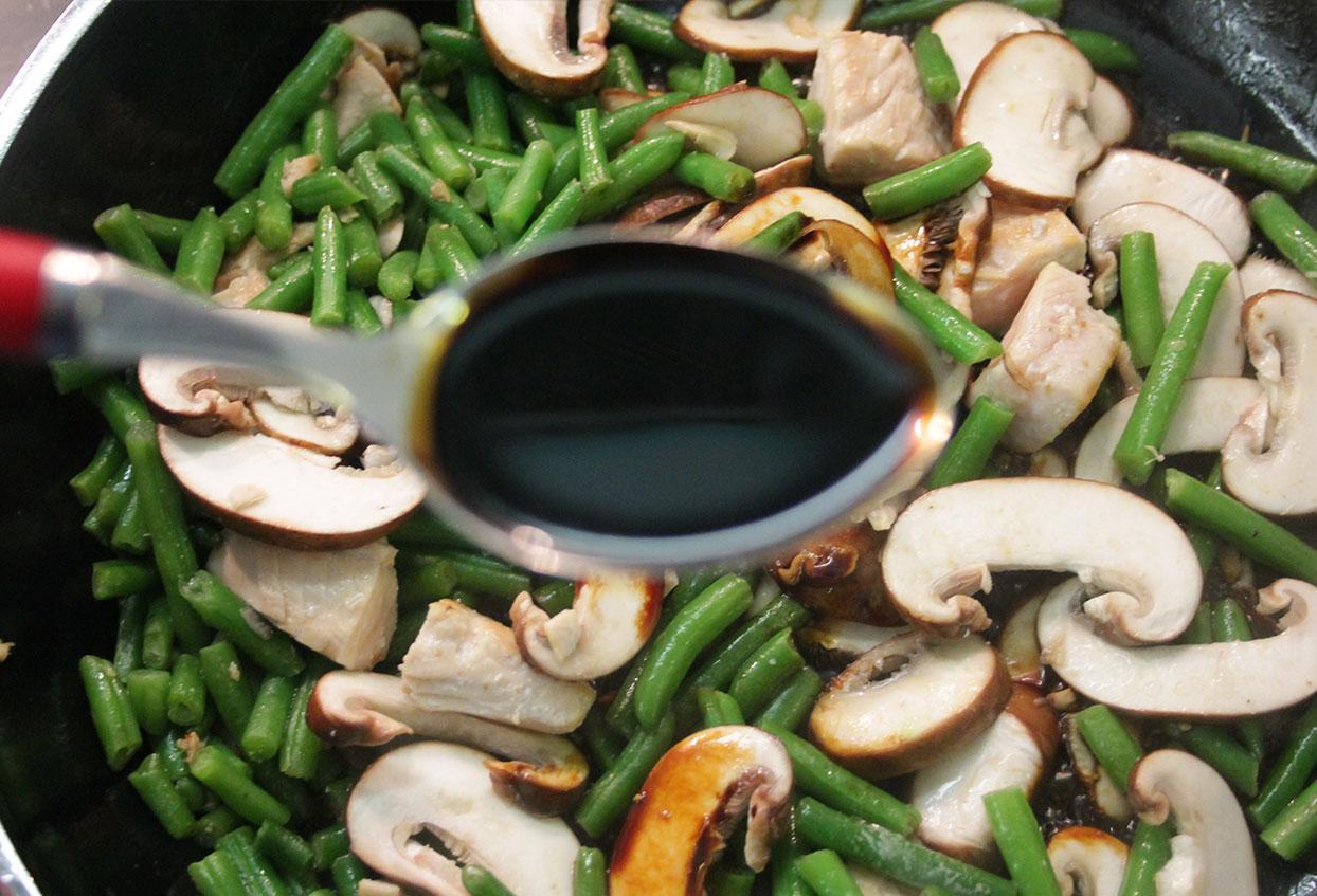 Asiatisch angehauchte 12-Minuten Lachs-Bohnen-Pfanne - Schritt 5