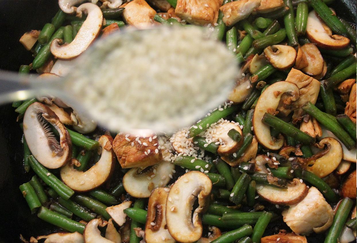 Asiatisch angehauchte 12-Minuten Lachs-Bohnen-Pfanne - Schritt 6