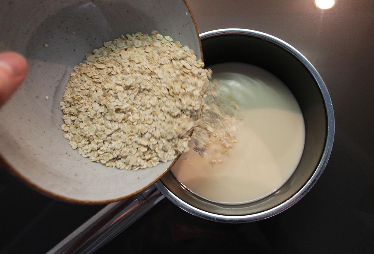 Schnelles Beerenporridge mit geraspeltem Apfel und Apfelmustopping - Schritt 1