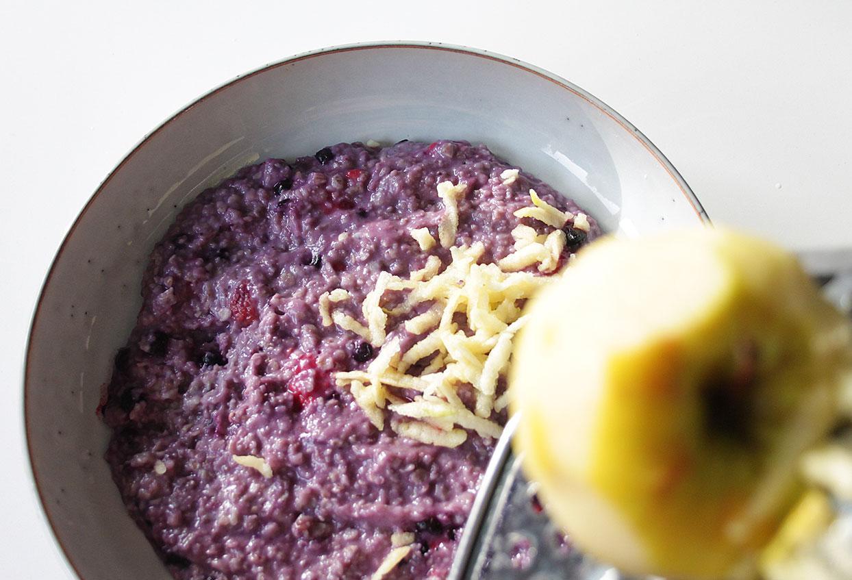 Schnelles Beerenporridge mit geraspeltem Apfel und Apfelmustopping - Schritt 4
