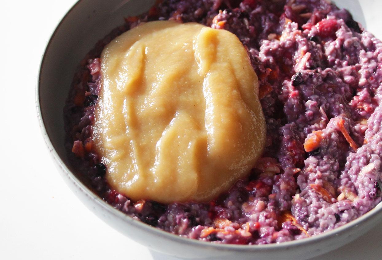 Schnelles Beerenporridge mit geraspeltem Apfel und Apfelmustopping - Schritt 6