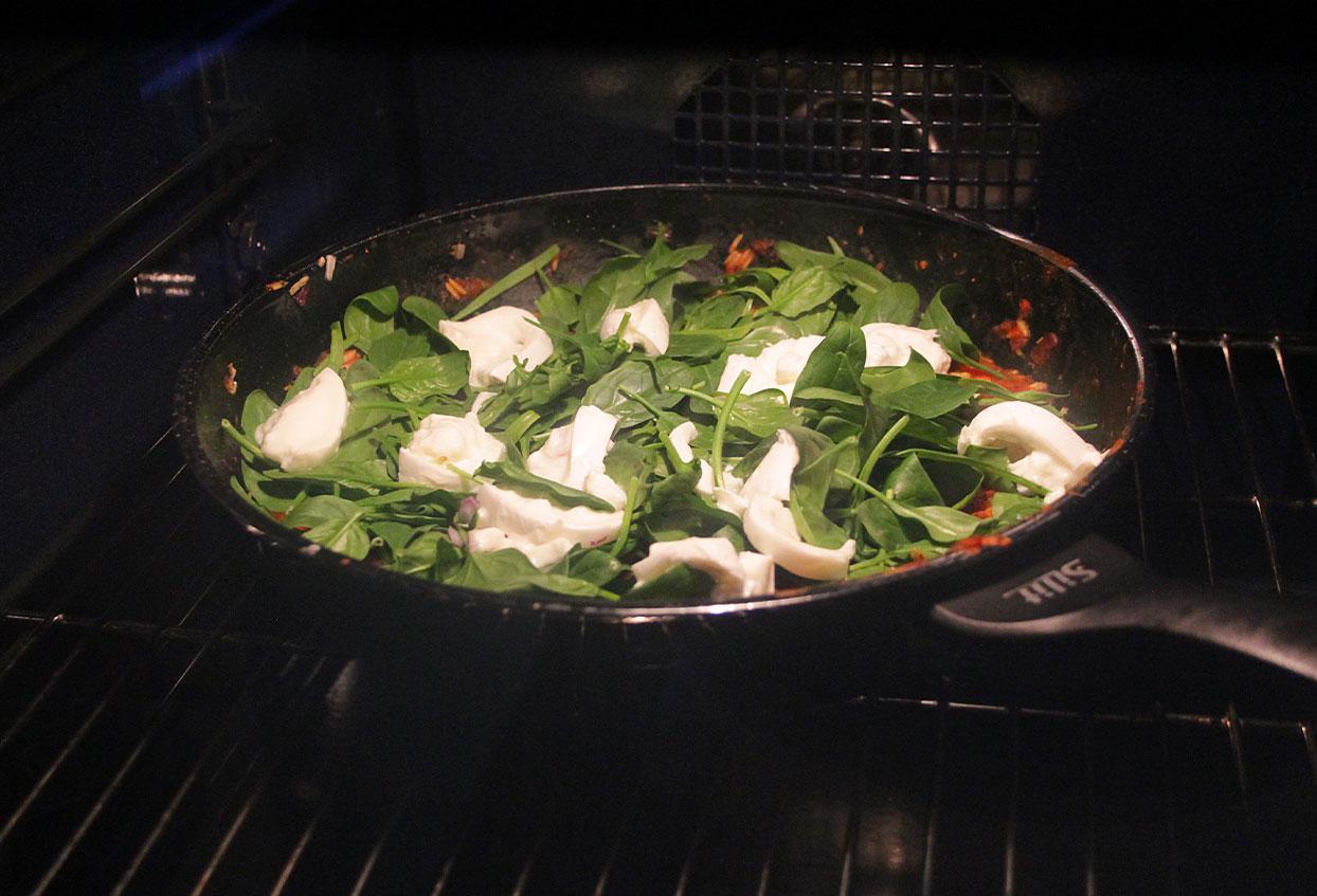 Mit Spinat und Mozzarella überbackene Reispfanne - Schritt 5