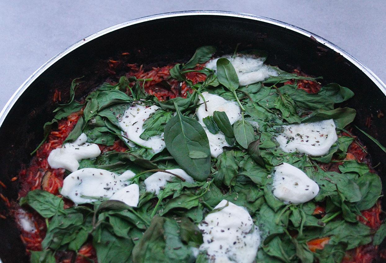 Mit Spinat und Mozzarella überbackene Reispfanne - Schritt 6