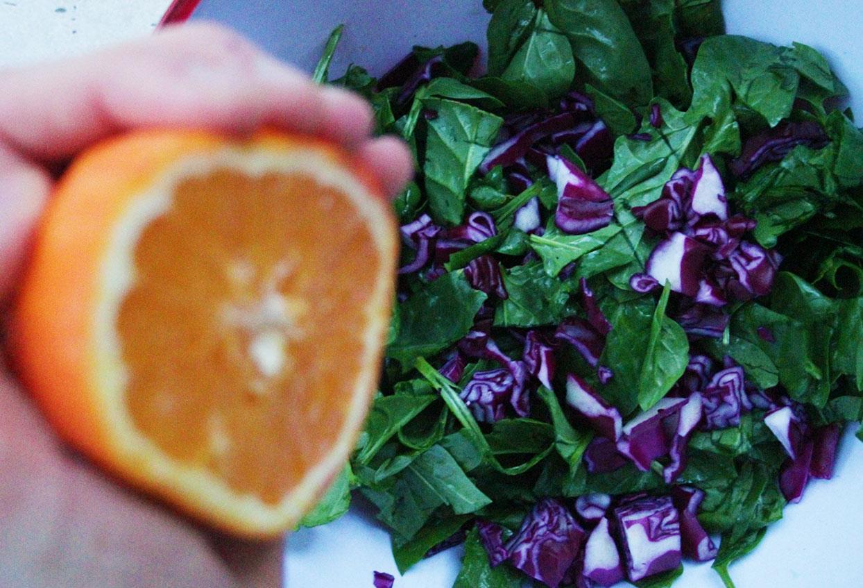 Xenias Paris-Salat mit gerösteten Walnüssen und körnigem Bio-Frischkäse - Schritt 3