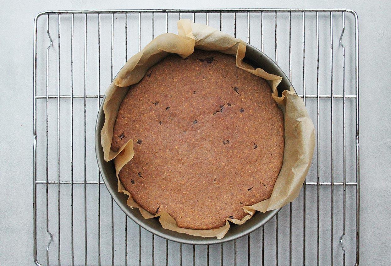 Veganer Schoko-Nusskuchen mit Mandelblättern und Beeren - Schritt 5