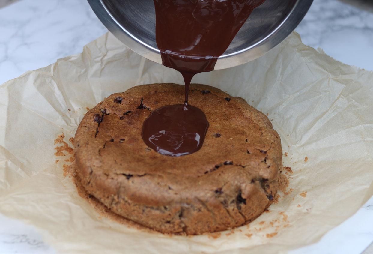 Veganer Schoko-Nusskuchen mit Mandelblättern und Beeren - Schritt 6