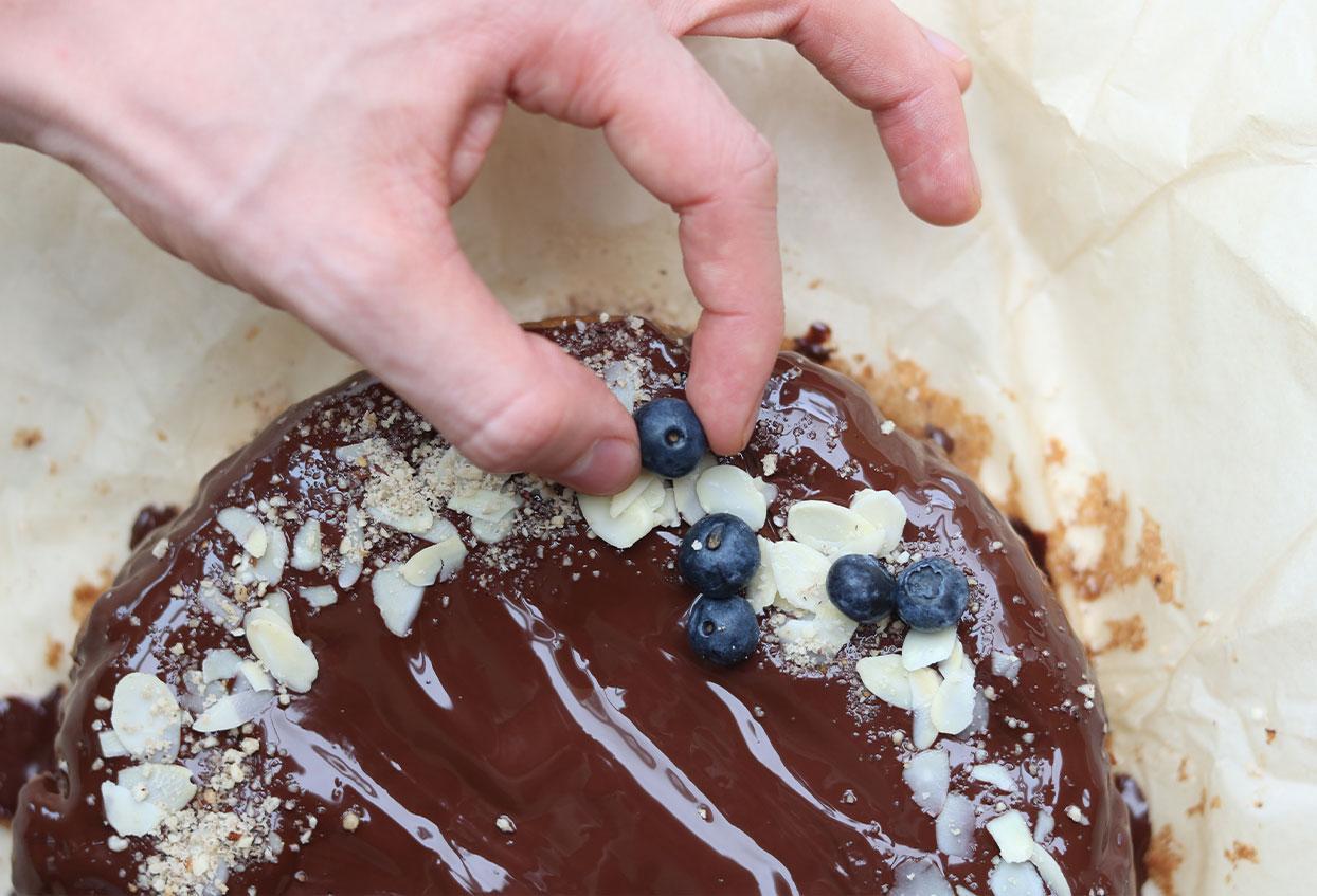 Veganer Schoko-Nusskuchen mit Mandelblättern und Beeren - Schritt 7