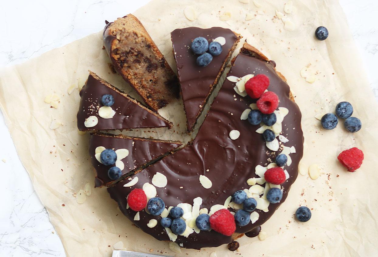 Veganer Schoko-Nusskuchen mit Mandelblättern und Beeren - Schritt 8