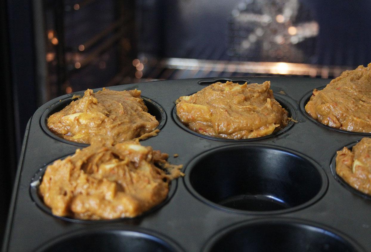 Legendäre Kürbis-Dattel-Muffins mit Apfelstückchen - Schritt 6