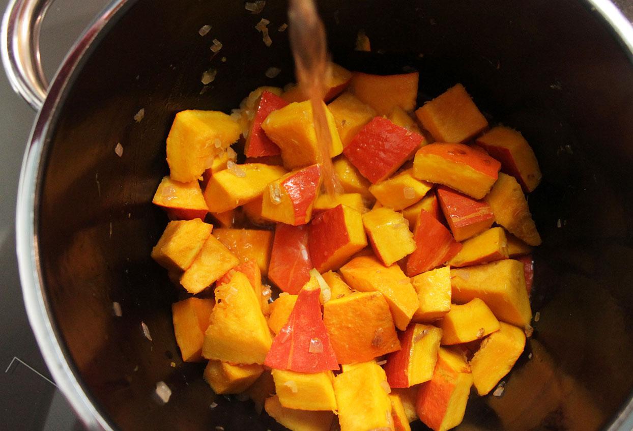 Kürbissuppe à la Foodoholic mit Bratkartoffelwürfeln - Schritt 4