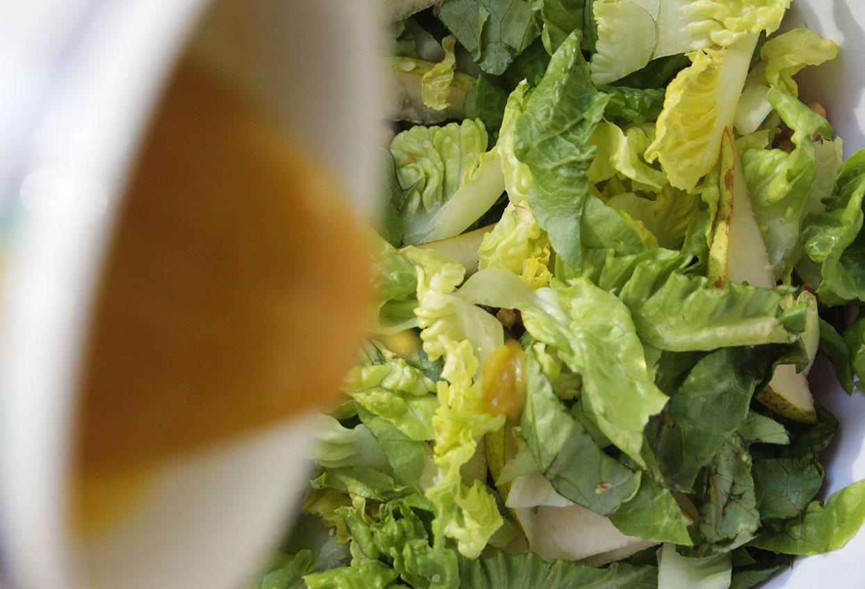 15-Minuten Birnensalat mit Ziegenfrischkäse und Honig-Senf-Dressing - Schritt 5