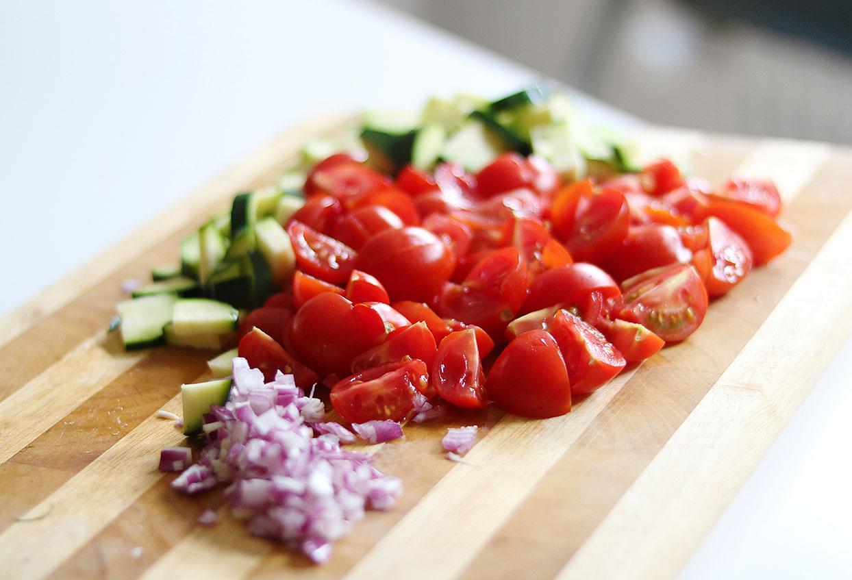 Schnelle Vollkornspirelli "Pomodoro" mit Zucchini und Parmesan - Schritt 1
