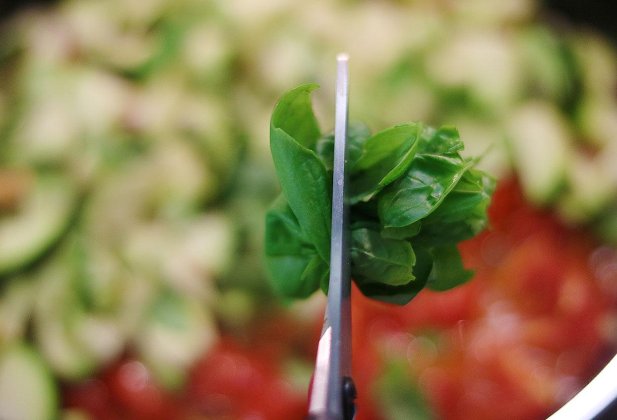 Schnelle Vollkornspirelli "Pomodoro" mit Zucchini und Parmesan - Schritt 5