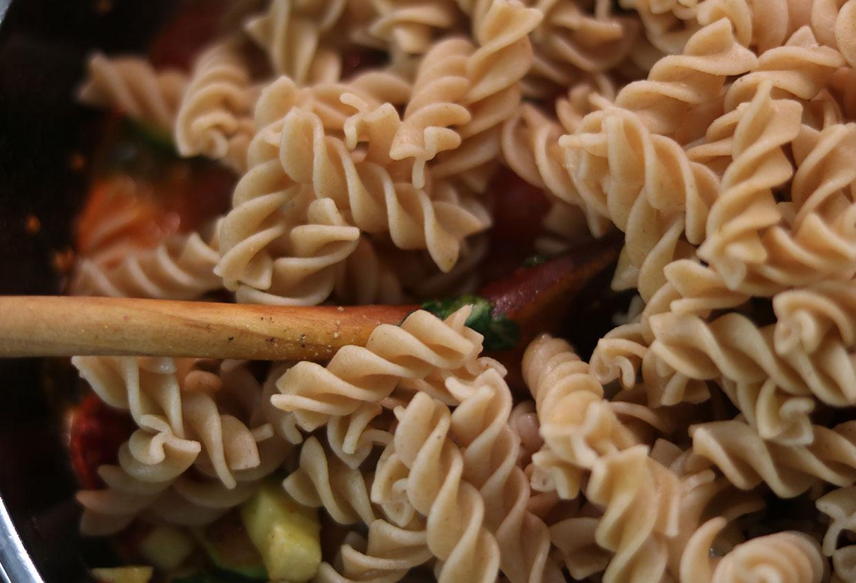 Schnelle Vollkornspirelli "Pomodoro" mit Zucchini und Parmesan - Schritt 7