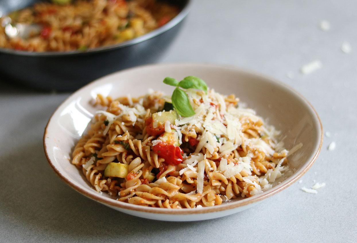 Schnelle Vollkornspirelli "Pomodoro" mit Zucchini und Parmesan - Schritt 8