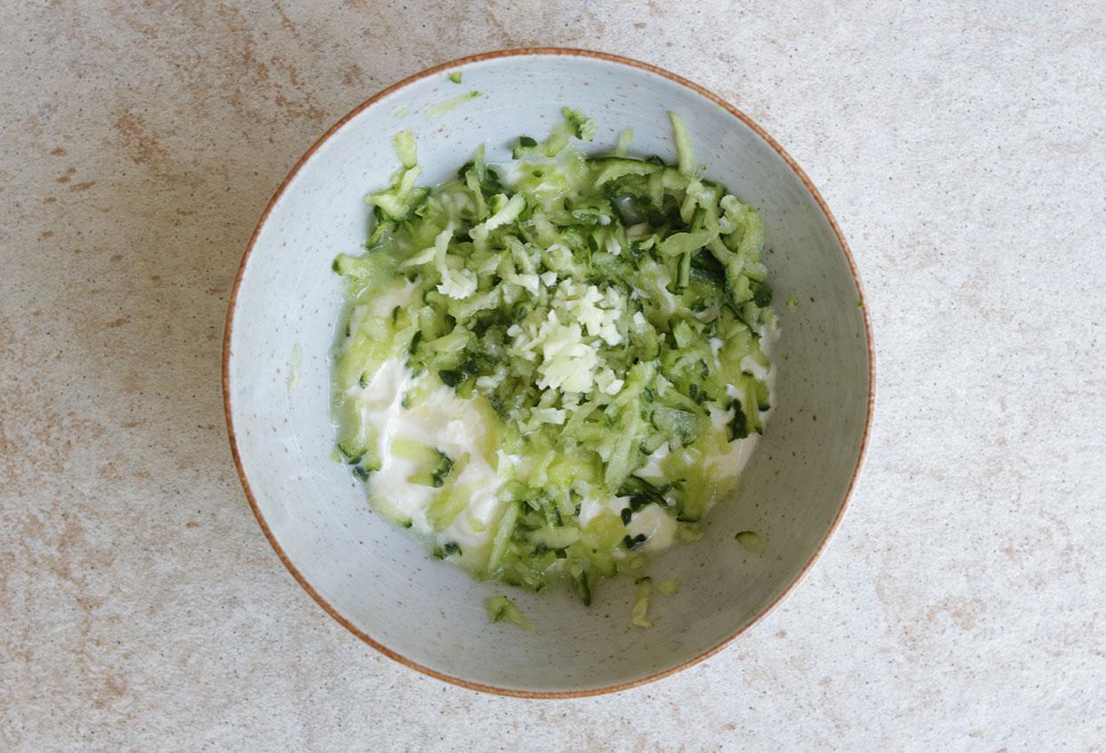 Einfaches Tzatziki mit Maishühnchenwürfeln und Gemüse to-go - Schritt 2