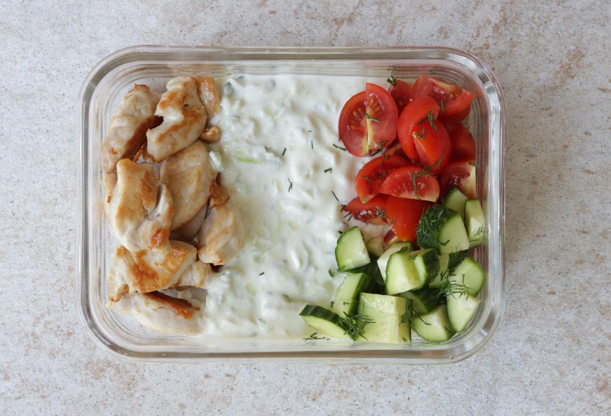 Einfaches Tzatziki mit Maishühnchenwürfeln und Gemüse to-go - Schritt 3