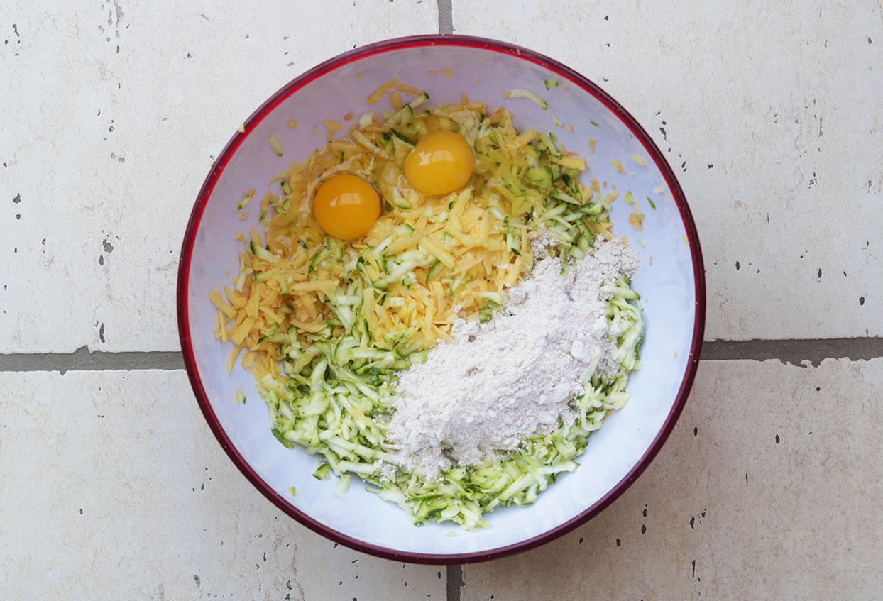 Kartoffel-Zucchini-Puffer mit Apfelmus und Zimt und Zucker - Schritt 1