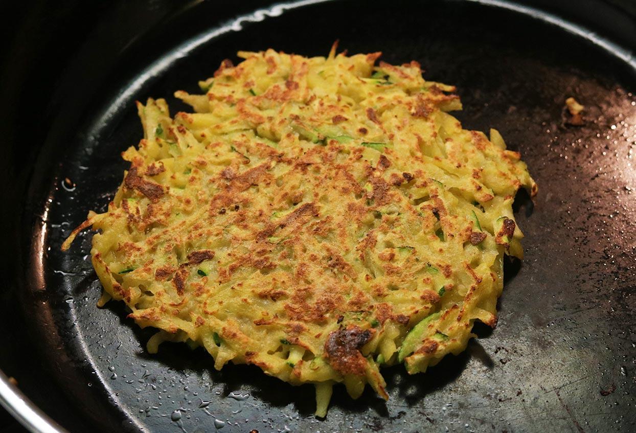 Kartoffel-Zucchini-Puffer mit Apfelmus und Zimt und Zucker - Schritt 2